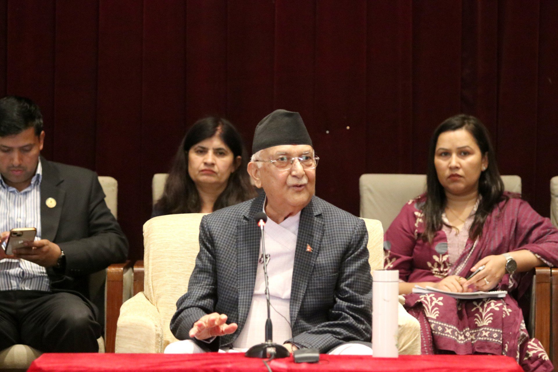 गृहमन्त्रीको राजीनामा मागेर सदन अवरोध गर्नु लोकतन्त्र विपरीत : प्रधानमन्त्री