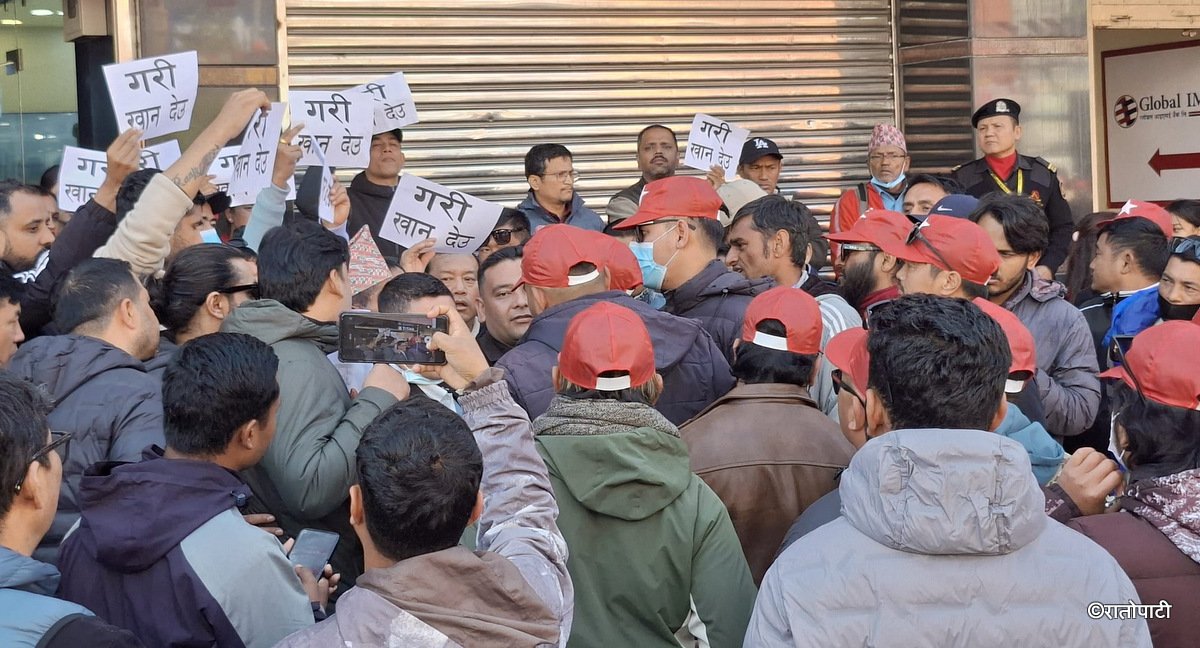 प्रचण्ड–माधवले सम्बोधन गर्ने पोखराको सभास्थलमा व्यापारीको विरोध