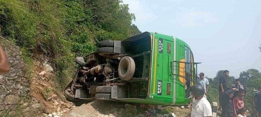 पोखराको शान्ति स्तूप नजिक माइक्रोबस दुर्घटना, ४ जनाको अवस्था गम्भीर