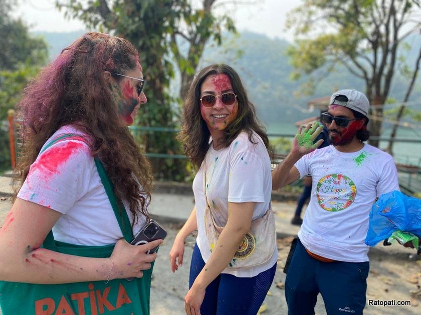 pokhara-holi-tourist (11)