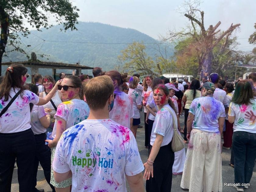 pokhara-holi-tourist (14)