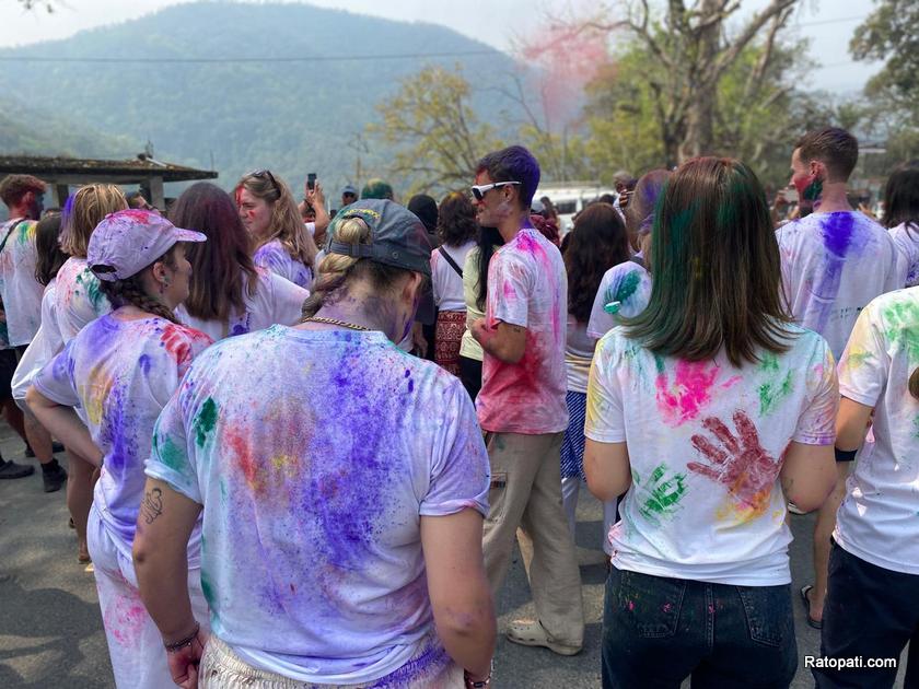 pokhara-holi-tourist (16)