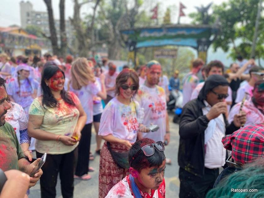 pokhara-holi-tourist (18)