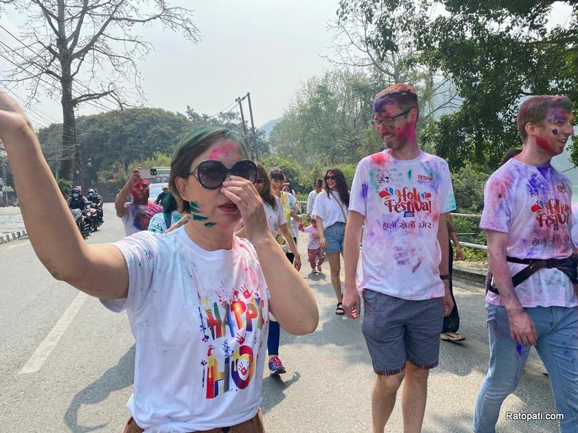 pokhara-holi-tourist (2)