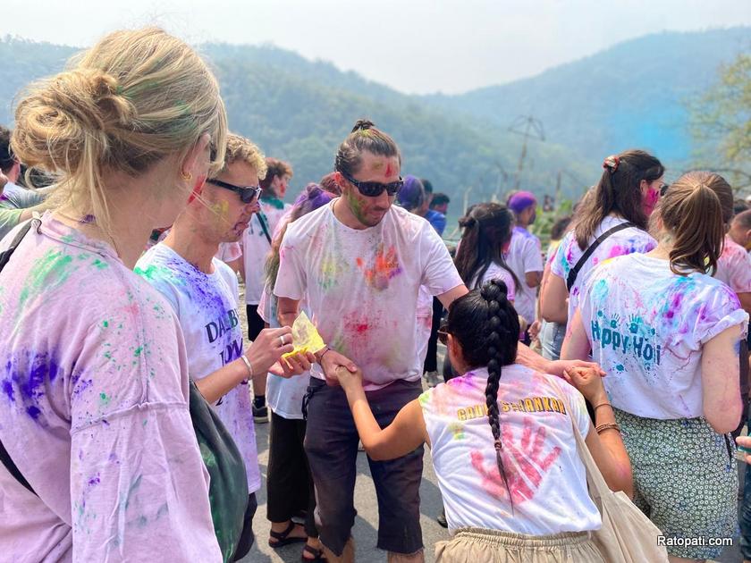 pokhara-holi-tourist (27)