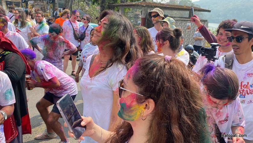 pokhara-holi-tourist (29)