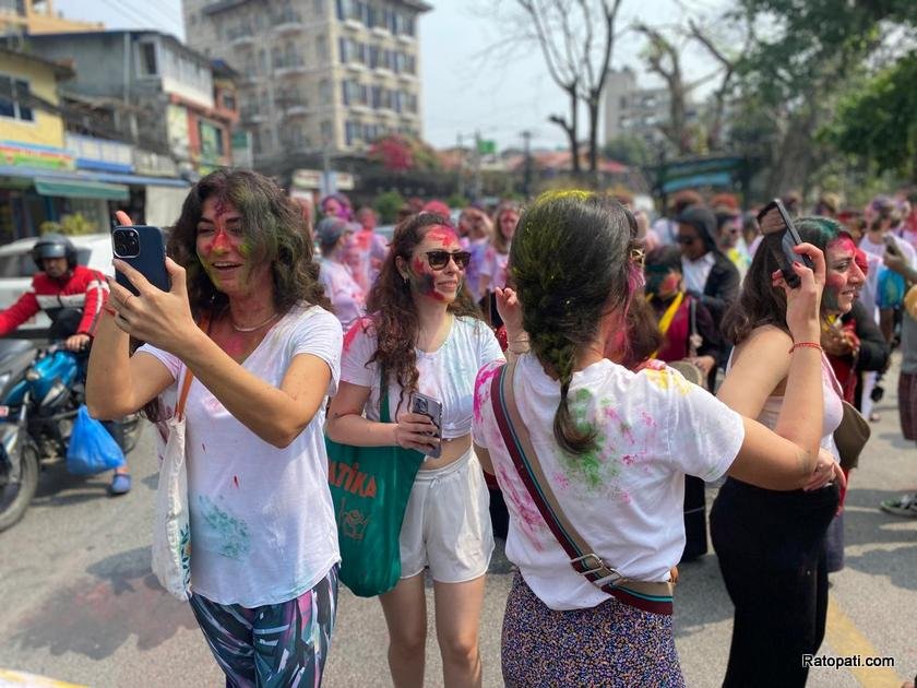 pokhara-holi-tourist (42)