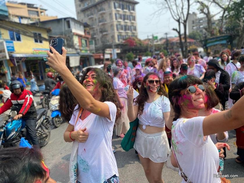 pokhara-holi-tourist (43)