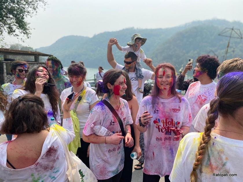 pokhara-holi-tourist (46)