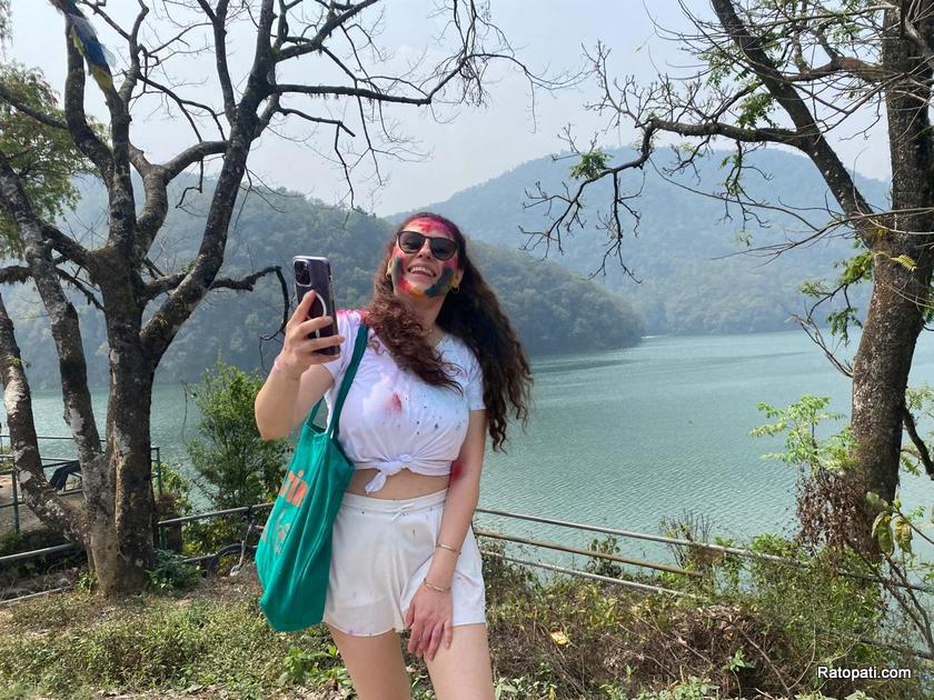 pokhara-holi-tourist (7)