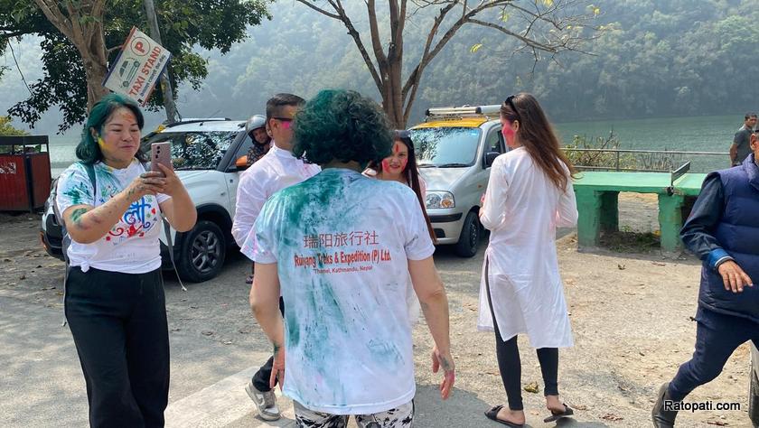 pokhara-holi-tourist (9)