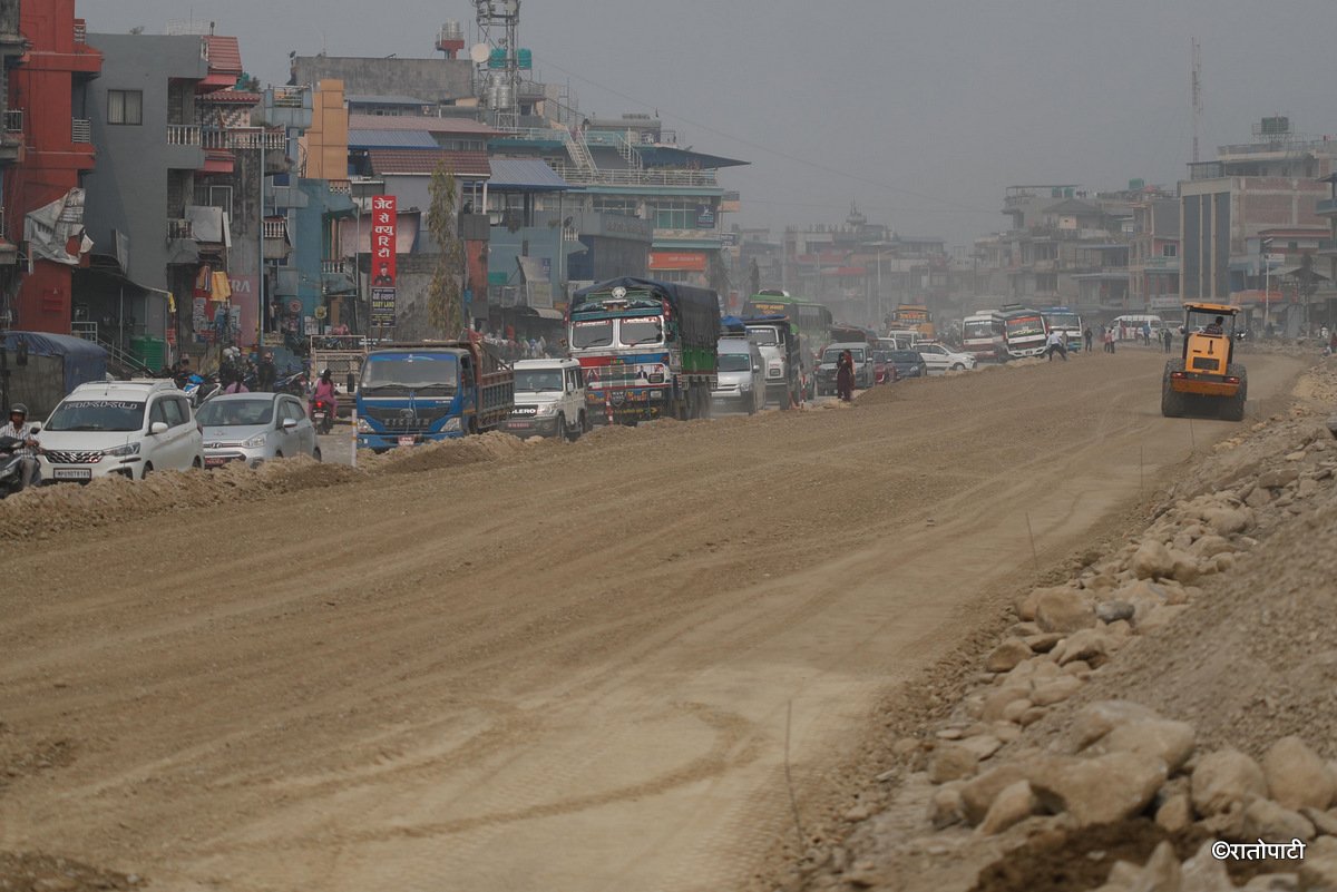 पोखरा–मुग्लिङ सडक विस्तार : विद्युत् पोल एक साताभित्र हटाइँदै