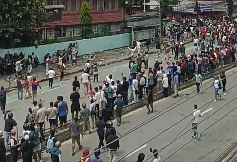   पोखरा : छानीछानी नेताका घर र व्यवसायमा आगजनी र तोडफोड