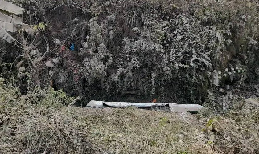 पोखरामा माइक्रो बस दुर्घटना, घाइतेको उद्धार हुँदै