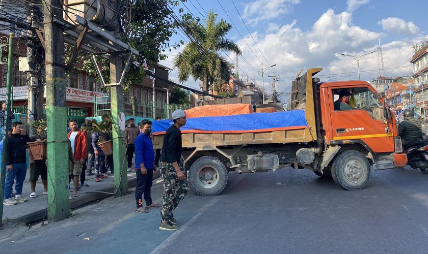 पोखरामा निर्माण सामग्री बोकेका गाडी महानगरको नियन्त्रणमा