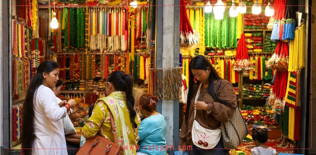 साउन महिना नजिकिँदै जाँदा किनमेल गर्नेहरूको चहलपहल, तस्बिरहरू