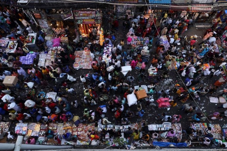 चीनलाई उछिन्दै विश्वको सबैभन्दा बढी जनसङ्ख्या भएको देश बन्याे भारत