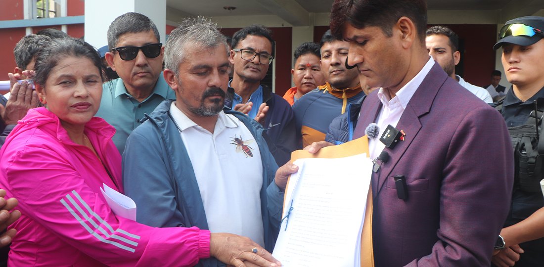   प्रमुख जिल्ला अधिकारीमार्फत प्रधानमन्त्रीलाई मौरीपालक किसानको ज्ञापनपत्र