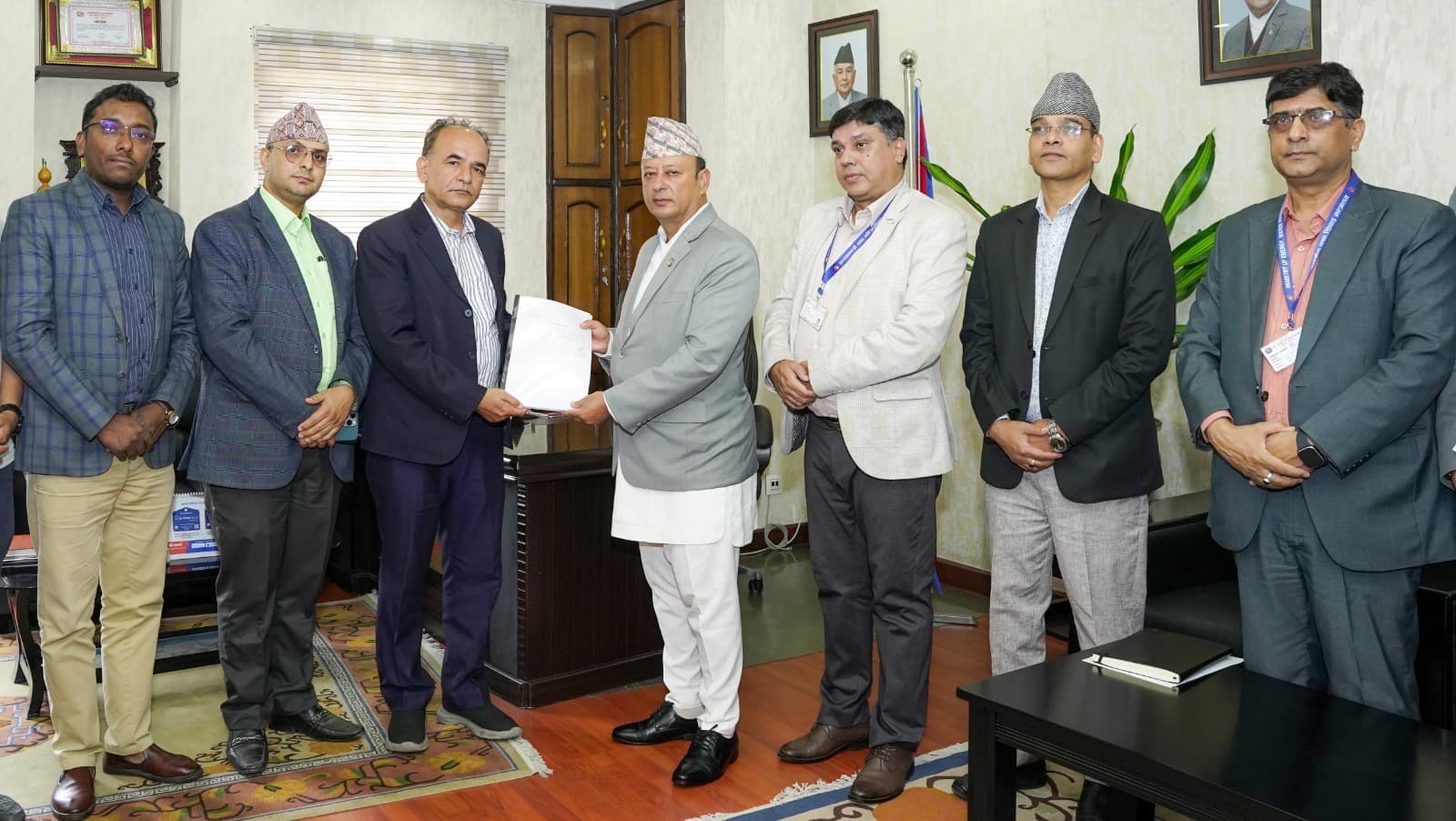 ताप्लेजुङ घटना : छानबिन समितिले ऊर्जा मन्त्रीलाई बुझायो प्रतिवेदन