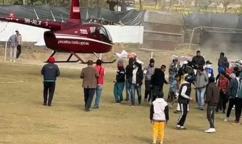 फुटबल चलिरहेको मैदानमा हेलिकप्टर ल्याण्ड गरेपछि पाइलटमाथि हातपात
