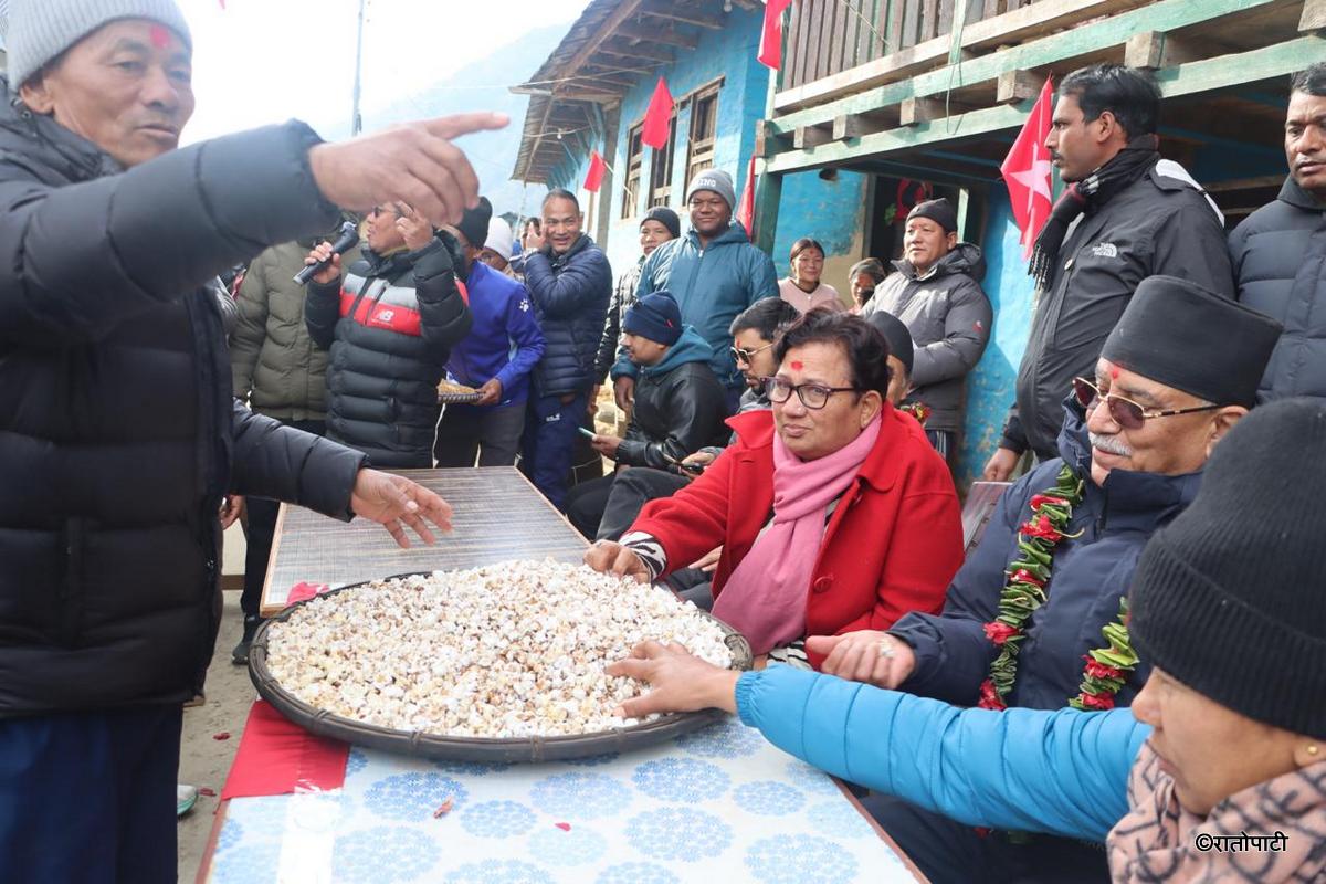   जनयुद्धको सेल्टर रुकुमपूर्व ‘लावाङ’मा भुटेको मकै खाएर चुनावी अभियानमा प्रचण्ड, तस्बिरहरू