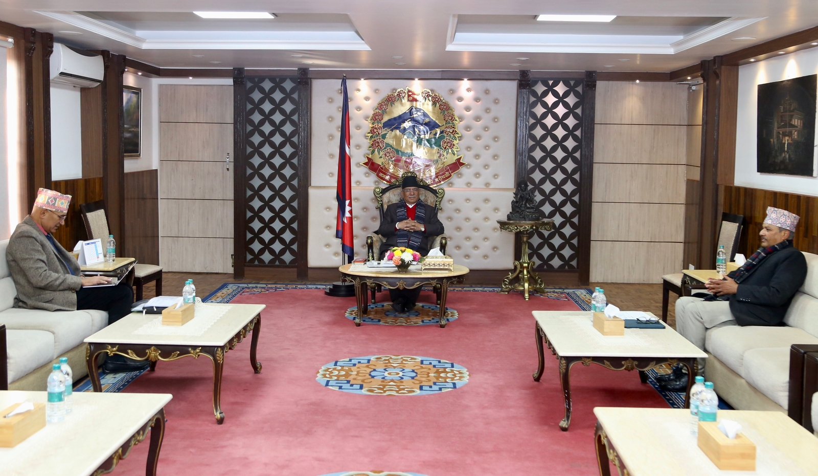   प्रधानमन्त्रीद्वारा अर्थतन्त्रको अवस्थाबारे अर्थमन्त्री र गभर्नरसँग छलफल