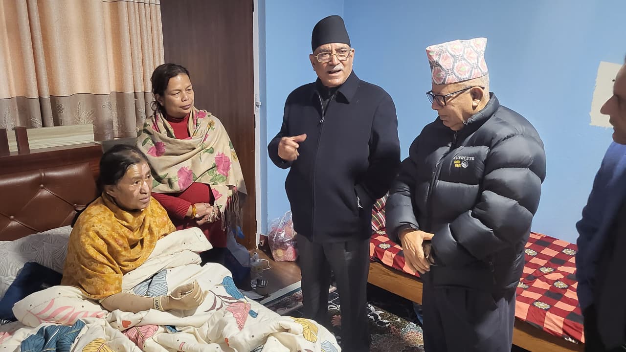   डल्लु पुगेर प्रचण्ड र माधवले लिए झलनाथ पत्नी चित्रकारको स्वास्थ्य अवस्थाबारे जानकारी