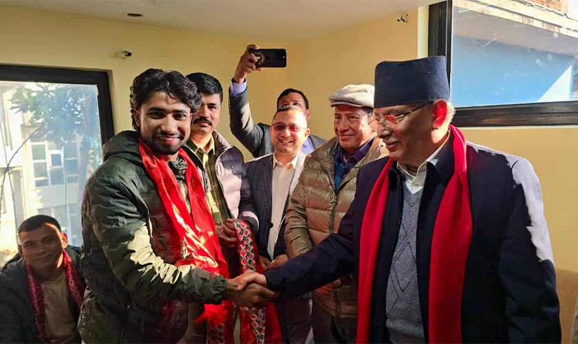   विप्लव नेकपा छाडेर आएकालाई प्रचण्डले गराए पार्टी प्रवेश