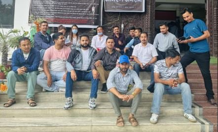   मंगलबार पनि कांग्रेस पार्टी कार्यालय बाहिर नेविसङ्घको प्रदर्शन