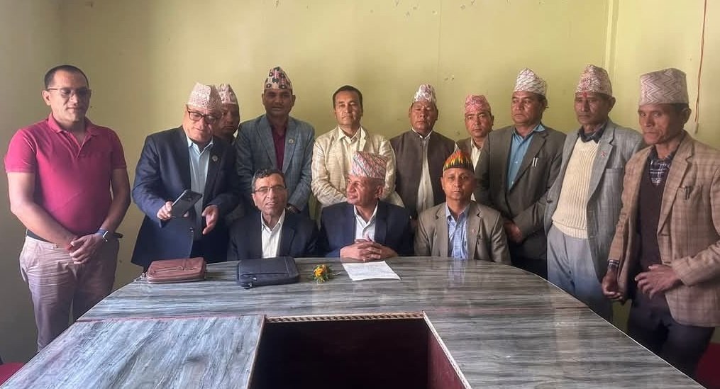 विकास माग्दै मुगुका राजनीतिक दलले बुझाए नेता ज्ञवालीलाई ज्ञापन पत्र