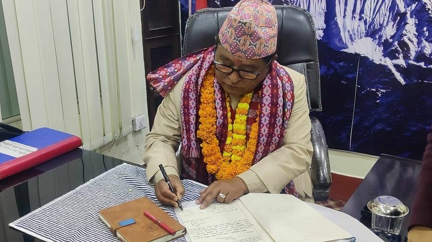 कोशीका नवनियुक्त स्वास्थ्य मन्त्रीको पदभार ग्रहण–  मुटुरोग विशेषज्ञ चिकित्सक माग गर्ने निर्णय