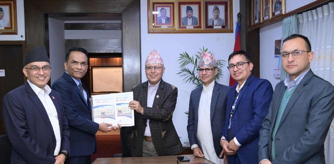   गभर्नर पौडेलद्वारा अर्थमन्त्री खनालसमक्ष वार्षिक प्रतिवेदन पेस