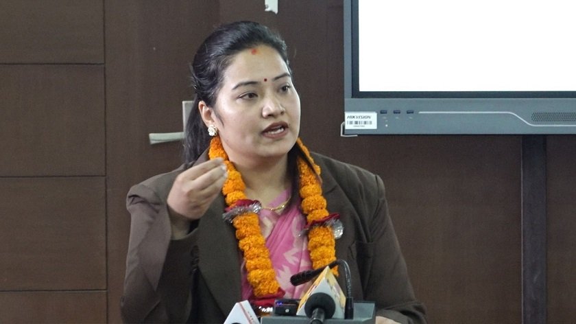   सरुवा भएको ठाउँमा नजाने कर्मचारीलाई मन्त्रीको चेतावनी– मार्ग प्रशस्त गर्नू, अर्को आउँछ
