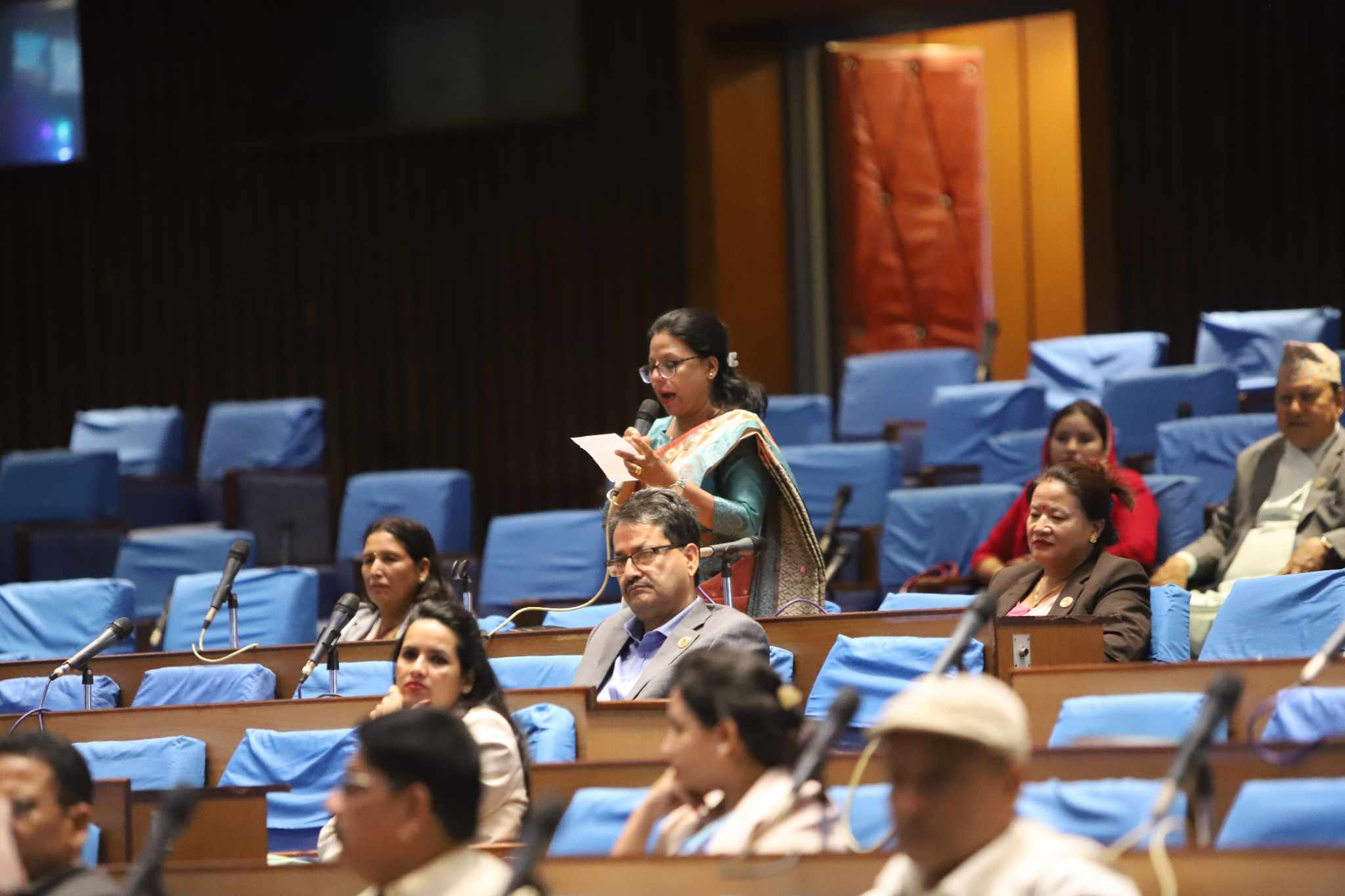 बाटो भासिएर जनताले दुःख पाएको भन्दै सांसद गौतमले गराइन् ध्यानाकर्षण