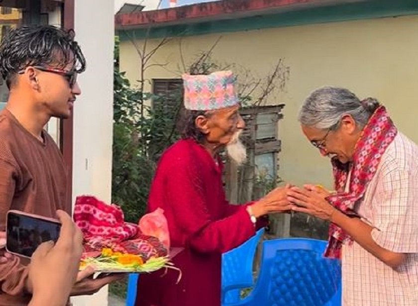   घरमै आएका अमृतलाई प्रेमदेवले टीका र जमरा लगाइदिए