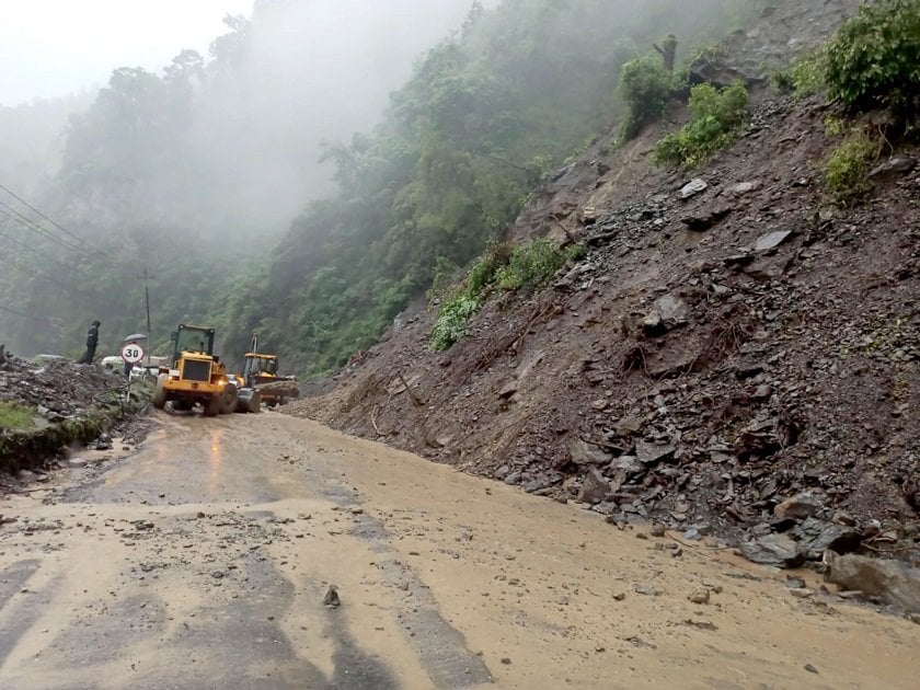 कृष्णभिरमा सडक भासिएपछि सवारी सञ्चालन एकतर्फी