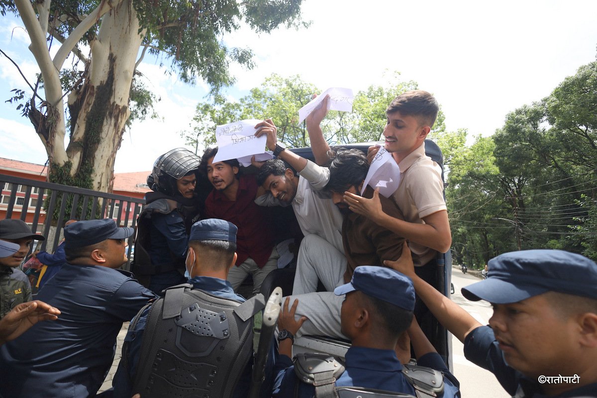 protest against sikshyamantri (10)