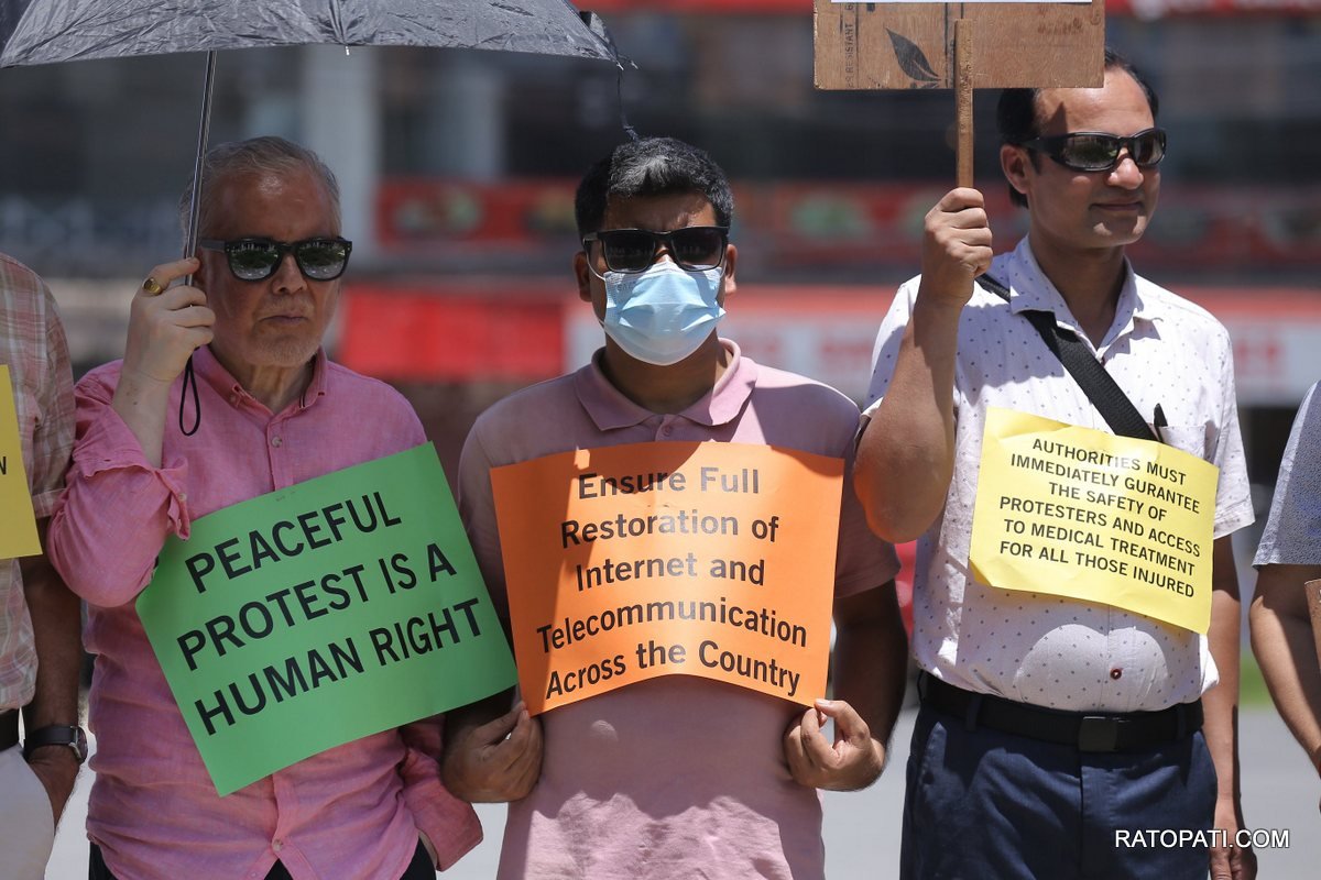 protest infront of bangladesh dutabas (1)