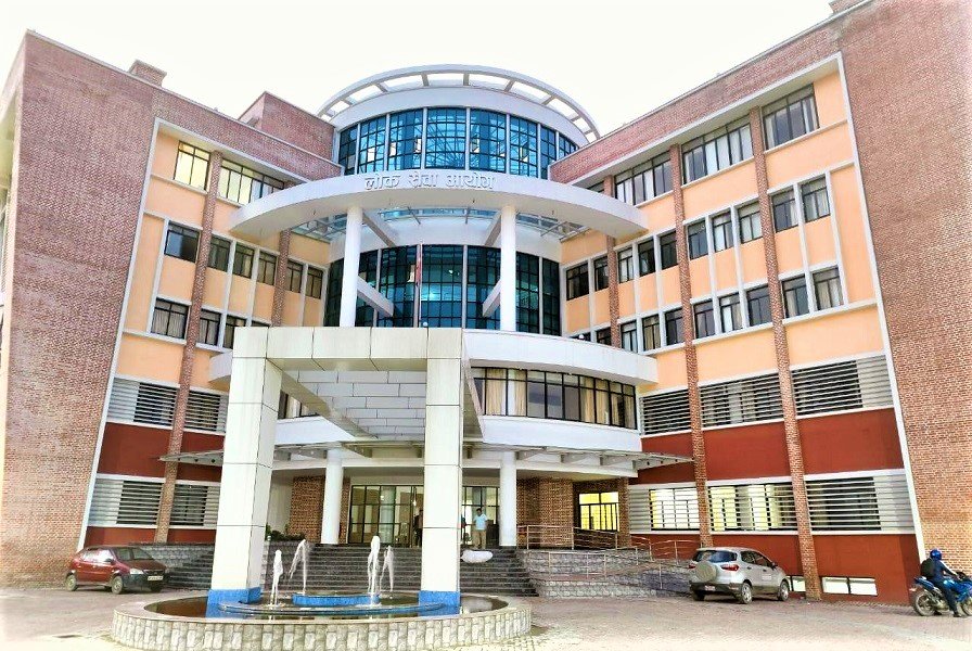 लोकसेवाको उत्तरपुस्तिका आफैँ बोकेर गएपछि...