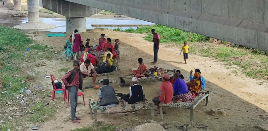   दुई दशकदेखि राजमार्गको पुलमुनि बास