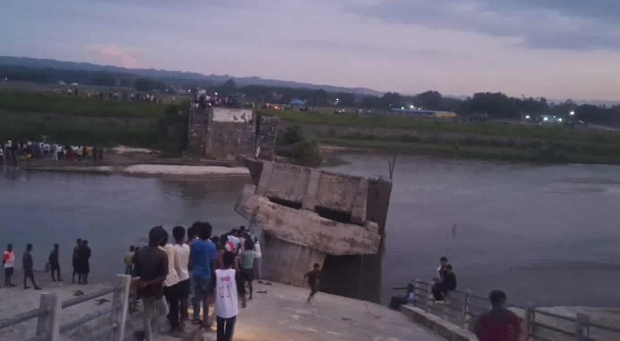 त्रियुगा नदीको शिवाइ–बेल्हा जोड्ने भाँचिएको पुलमा नुहाउँदा एक बेपत्ता