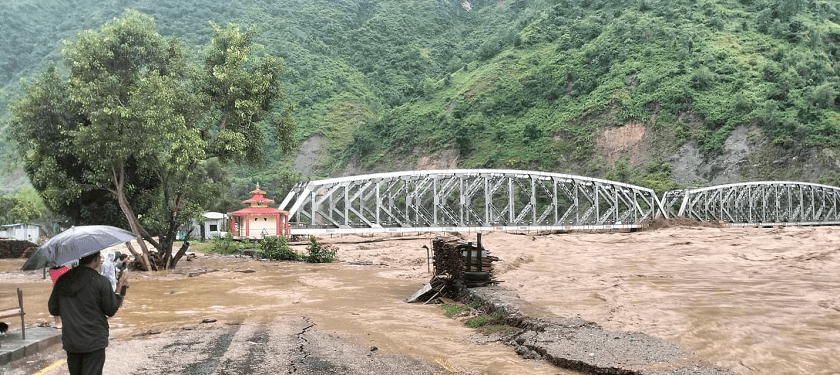 सुनकोसी नदीको जल सतहले हर्कपुर र  घुर्मी जोड्ने पुलको ट्रस भाग छुन थाल्यो