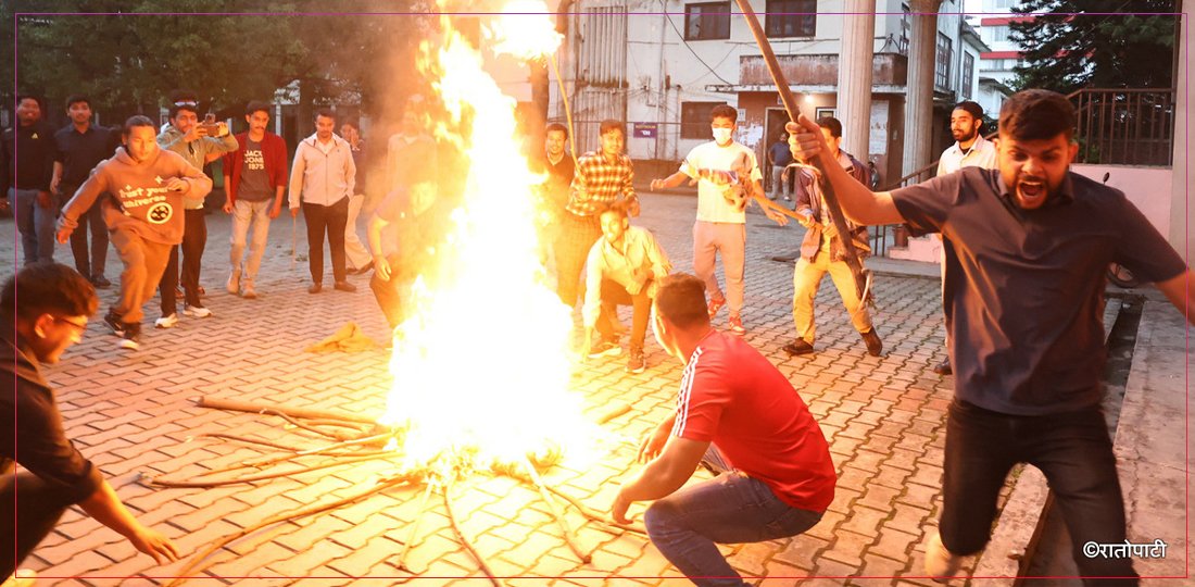   अखिल क्रान्तिकारीले जलायो प्रधानमन्त्री र गृहमन्त्रीको पुत्ला (तस्बिरहरू)