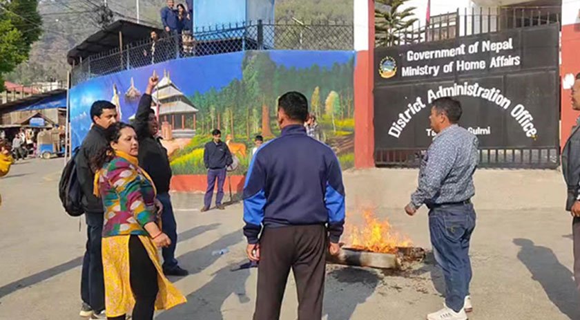 गुल्मीमा प्रधानमन्त्रीको पुत्ला जलाइयो