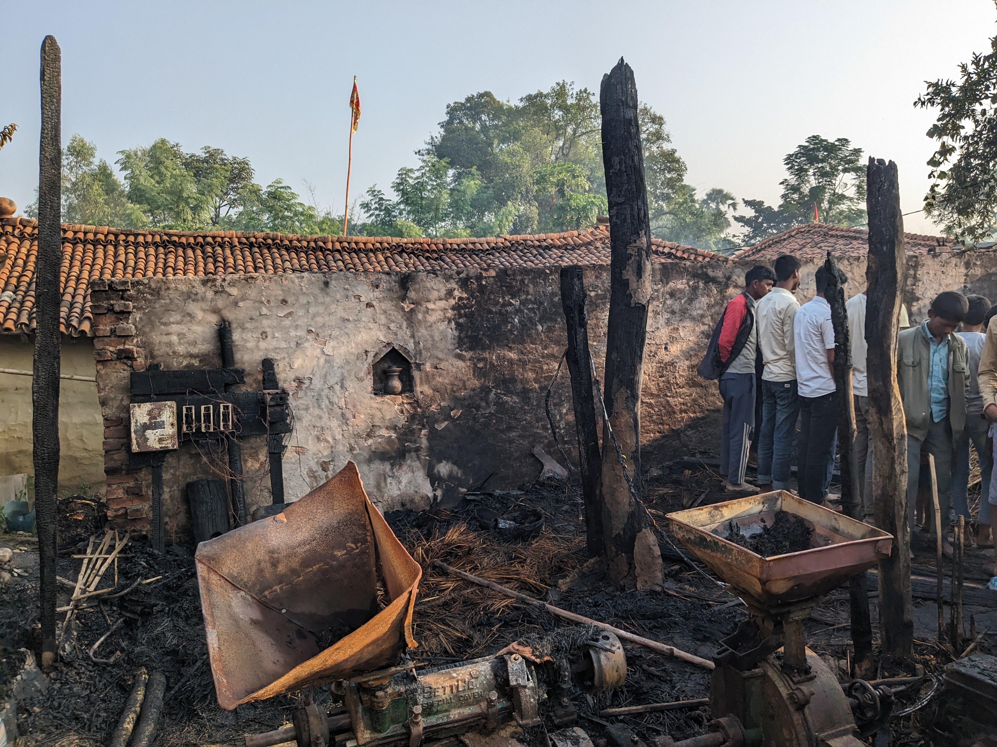 बलरामपुरको एक घरमा आगलागी, १० लाखको क्षति