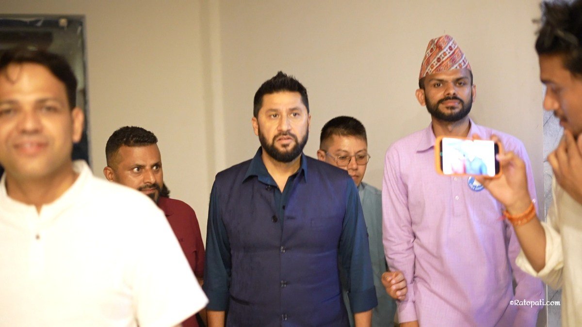 रवि लामिछाने मध्यरातमा महाधिवेशन स्थलमा, आकांक्षीहरुसँग छलफल (फोटो फिचर)