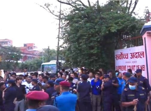 सर्वोच्च परिसरमा रवि समर्थकको भीड