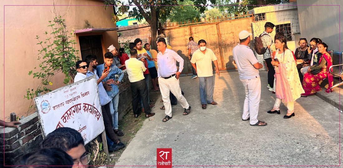 रवि लामिछानेको मुद्दामा सर्वोच्चले आदेश सुनाउने भएपछि रुपन्देही कारागार अगाडि समर्थक भेला
