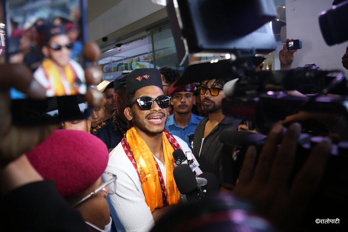   च्याम्पियन रवीन्द्रलाई विमानस्थलमा भव्य स्वागत