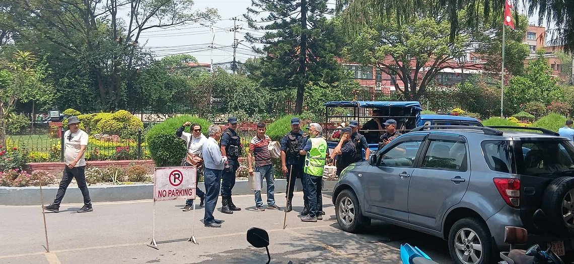 इजलासमा लैजानुअघि सर्वोच्च परिसरमा मिश्रको हतकडी खोलियो